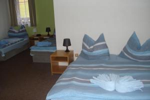 Un pat sau paturi într-o cameră la Penzion Seidl