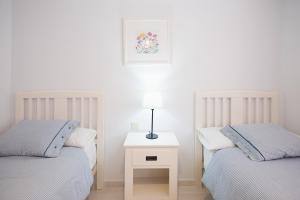 2 camas individuales en una habitación con mesita de noche. en Cardon Big Calm 12, en Costa Calma