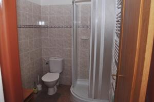 Koupelna v ubytování Penzion Severák + 30 fotografií