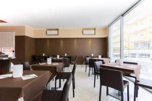 A restaurant or other place to eat at Hotel Romina Még 4 kép