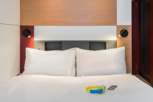 Postel nebo postele na pokoji v ubytování ibis budget Brugge Jabbeke
