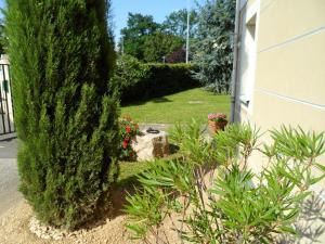 Taman di luar Hotel Lyon Sud, Pierre Benite, St Genis Laval