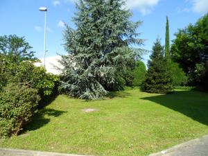 Taman di luar Hotel Lyon Sud, Pierre Benite, St Genis Laval