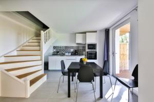 uma cozinha e sala de jantar com mesa e cadeiras em Les Terrasses De Chaumont 1 em Montsoreau