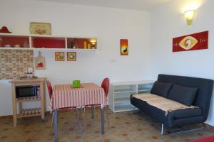 een woonkamer met een bank, een tafel en een stoel bij Apartments Dalmatina in Zaton