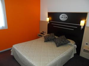 Katil atau katil-katil dalam bilik di Hotel Lyon Sud, Pierre Benite, St Genis Laval