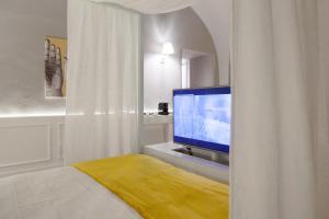 Televízia a/alebo spoločenská miestnosť v ubytovaní Quattro Canti Suites