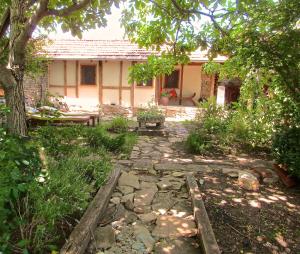 a garden with a stone walkway in front of a house at Lavender Lodge in Rupkite