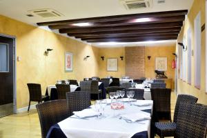 En restaurant eller et spisested på Hotel Ahc Palacio Coria