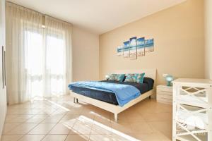 a bedroom with a bed and a window at Appartamento Laura in Manerba del Garda