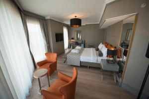 イスタンブールにあるマンソル オールド シティ ボスポラスのベッドルーム(ベッド1台、椅子、鏡付)