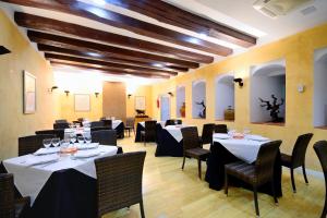 a restaurant with tables and chairs in a room at Hotel Ahc Palacio Coria in Coria