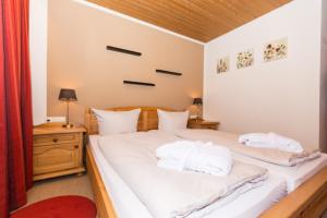 Tempat tidur dalam kamar di DEVA Hotel Kaiserblick