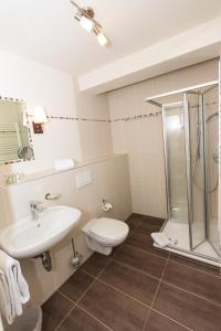 Kamar mandi di DEVA Hotel Kaiserblick