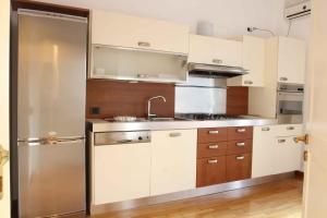 Kuchyň nebo kuchyňský kout v ubytování Apartment De Rossi