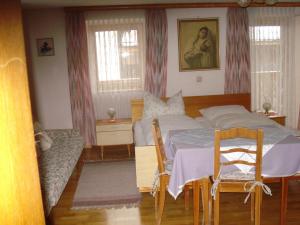 - une chambre avec un lit et une chaise dans l'établissement Haus Walter, à Nesselwängle