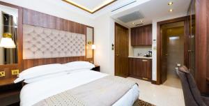 Кровать или кровати в номере Kensington Prime Hotel