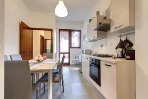 Køkken eller tekøkken på Mamo Florence - Lungarno Apartment