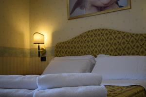 Postel nebo postele na pokoji v ubytování Hotel President Pomezia