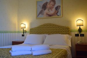 Postel nebo postele na pokoji v ubytování Hotel President Pomezia