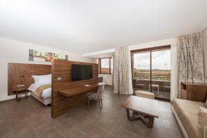 TV a/nebo společenská místnost v ubytování Be Live Experience Marrakech Palmeraie - All Inclusive
