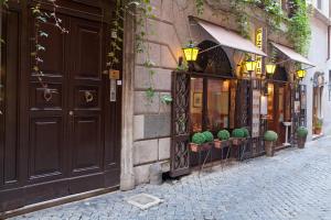 een geplaveide straat voor een gebouw met een winkel bij Baldassini Suites in Rome
