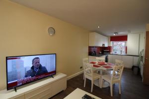 TV a/nebo společenská místnost v ubytování Townlets Serviced Accommodation Salisbury