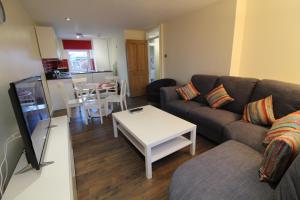 un salon avec un canapé et une table dans l'établissement Sal's Hideout - City Centre - Parking - 2BR, à Belfast