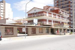 un edificio en la esquina de una calle de la ciudad en Palace Hotel en Miramar