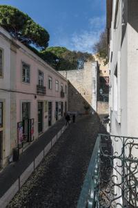 dos personas caminando por una calle al lado de los edificios en Strategically Located, Pleasure Guaranteed en Lisboa