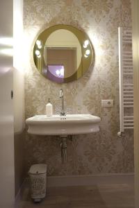 La salle de bains est pourvue d'un lavabo et d'un miroir mural. dans l'établissement INTERNO 2 Este centro, à Este