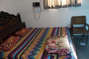 Un pat sau paturi într-o cameră la Shri Gaya Prasad Dham