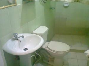 y baño con aseo y lavamanos. en Lylie Hotel en Cebú