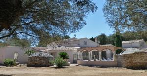 een huis in het midden van een tuin bij Domaine De Foresta in Bonifacio