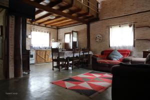 a living room with a couch and a table at Chalés Samadhi in Cunha
