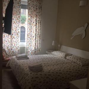 um quarto com uma cama com um golfinho na parede em B&B Via Fontana Milano em Milão