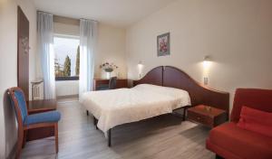 A bed or beds in a room at Hotel Villa Isabella Még 37 kép