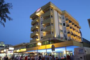 een hoog gebouw waar mensen voor staan bij Hotel Montmartre in Rimini