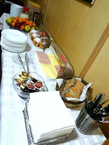 una mesa con comida y platos de comida en ella en Green House Hostel en Belgrado
