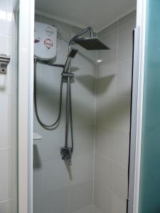 Bathroom sa Honey's Elysees Condotel - Davao