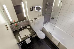 een badkamer met een toilet, een wastafel en een douche bij Ganter Hotel & Restaurant Mohren in Reichenau