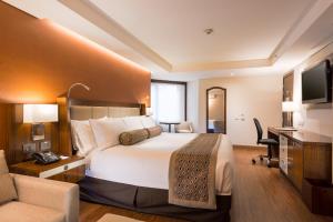 Postel nebo postele na pokoji v ubytování Hotel Dann Carlton Bogota