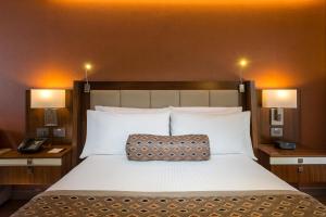 Postel nebo postele na pokoji v ubytování Hotel Dann Carlton Bogota
