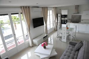 a living room with a couch and a table at 3P luxe proche Croisette in Cannes