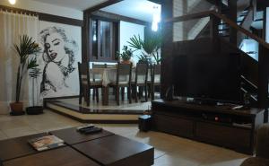 TV i/ili multimedijalni sistem u objektu Maravilhosa casa em Buzios