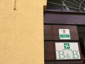 a sign on the side of a building at Il Cortile - Casa d'Artista in Casalzuigno +1 photo