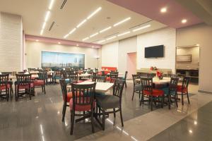 Un restaurant sau alt loc unde se poate mânca la CHN Hotel Monterrey Aeropuerto, Trademark by Wyndham