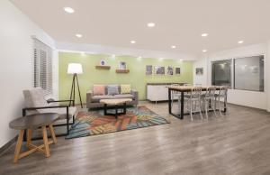 薩凡納的住宿－WoodSpring Suites Savannah Pooler，客厅配有沙发和桌椅
