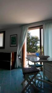 ヴァッレ・デッレリカにあるValle dell'Ericaの窓のある部屋(テーブル、椅子付)