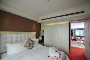 Krevet ili kreveti u jedinici u objektu Wealthy All Suite Hotel Suzhou